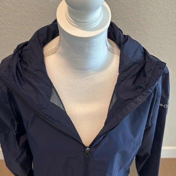 Brand new never worn Columbia navy light weight raincoat. Size large. - Picture 5 of 9